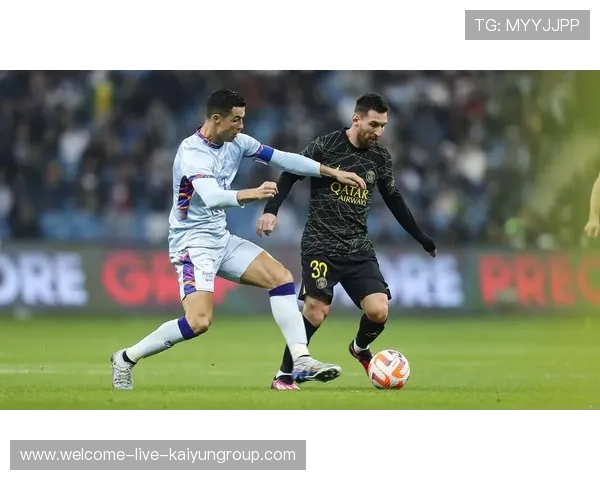 C罗发布“神秘动作照”引爆话题：他到底在暗示什么？